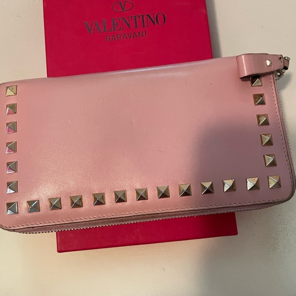 😈🌺Great Gift‼️ 🔥 Valentino Garavani Pink Zippy Wallet w Studs. W box.🔥 - Picture 3 of 6